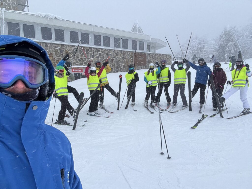 Žiaci s inštruktorom na lyžiarskom kurze