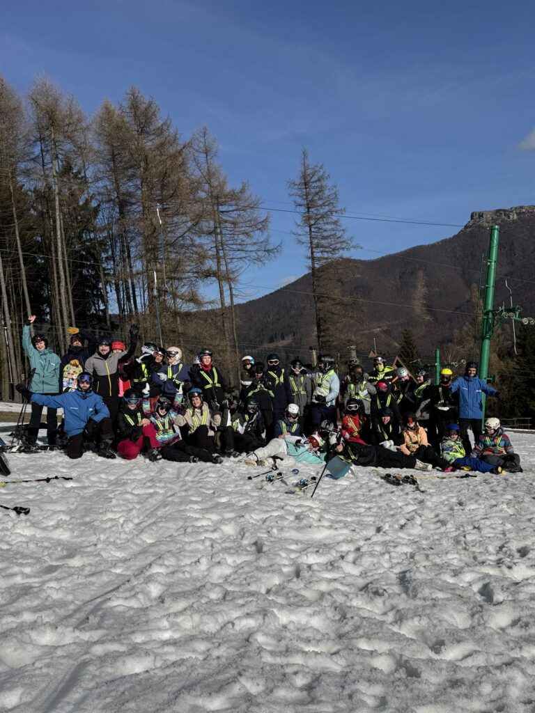 Žiaci na snowboardovom kurze