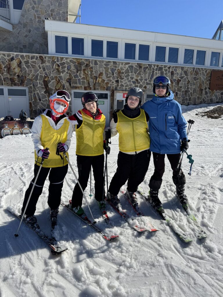 Skupina žiakov na lyžiarskom kurze