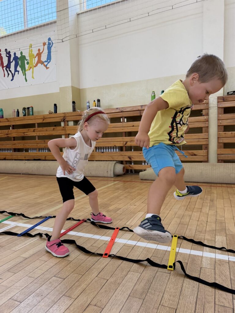 Deti z materskej školy počas športového tréningu