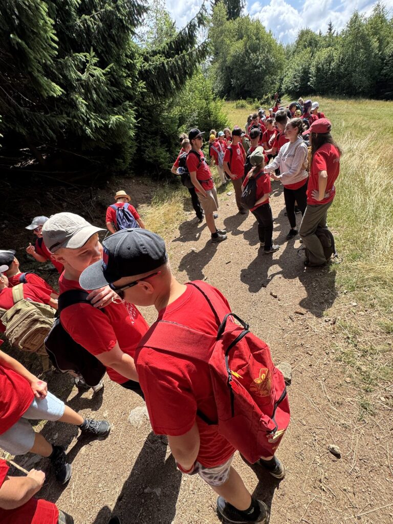 Žiaci na turistickom kurze v prírode