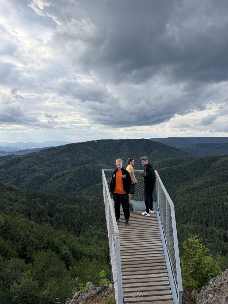 Deti na turistickom kurze v horách