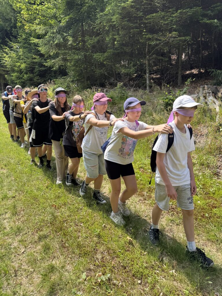 Žiaci spoznávajú prírodu na turistickom kurze